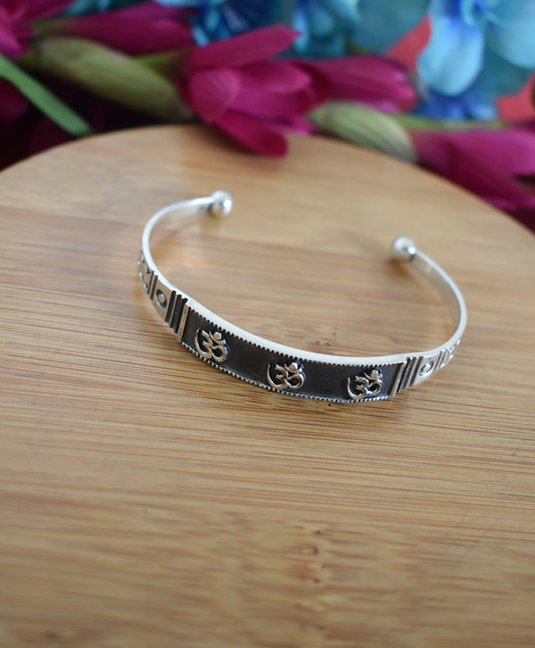 Om Bangle
