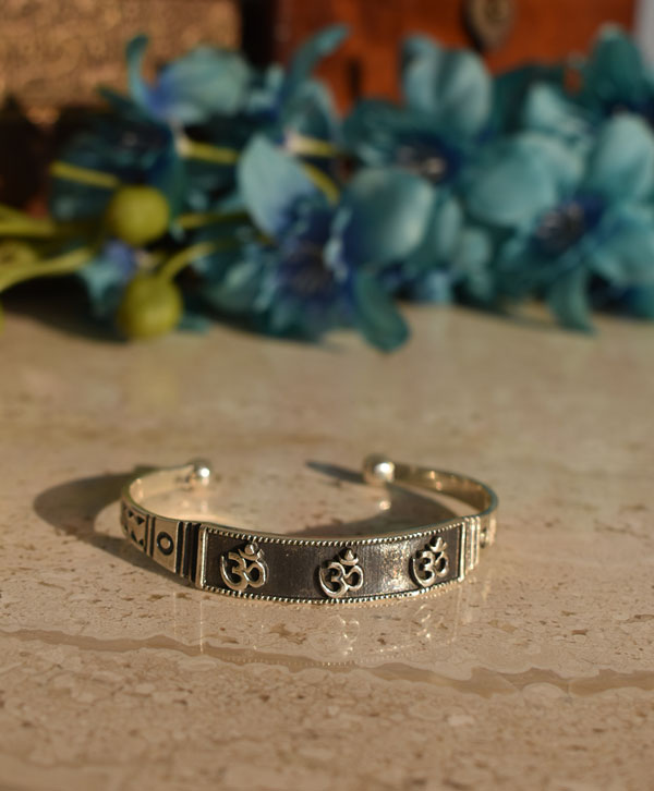 Om Bangle