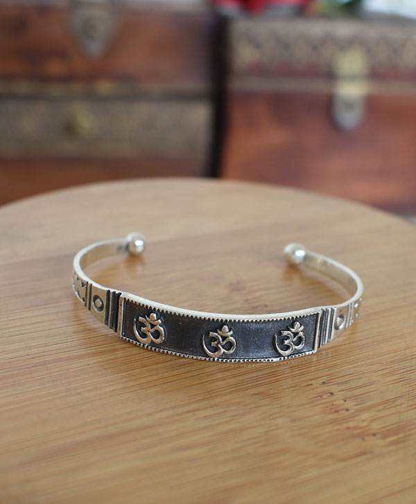 Om Bangle