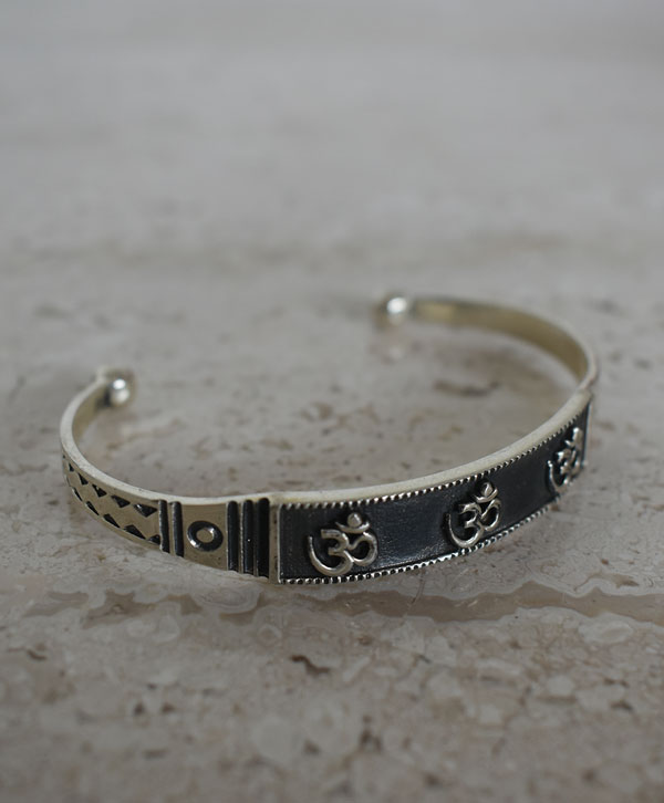Om Bangle