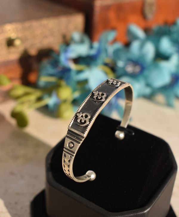 Om Bangle