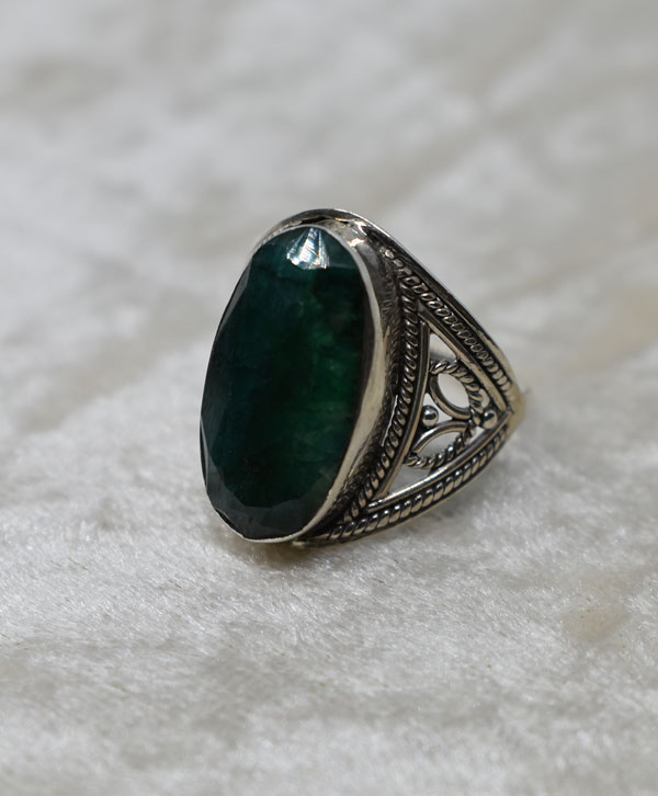 Traditional Ring With Emerald Stone